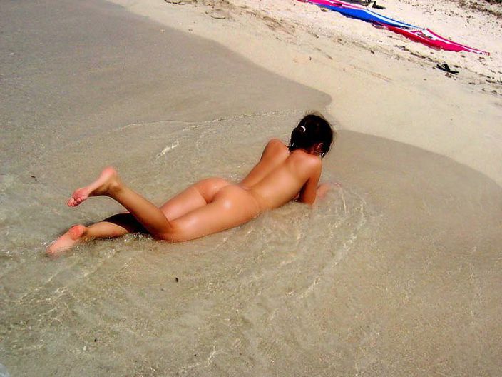 голая на пляжике
