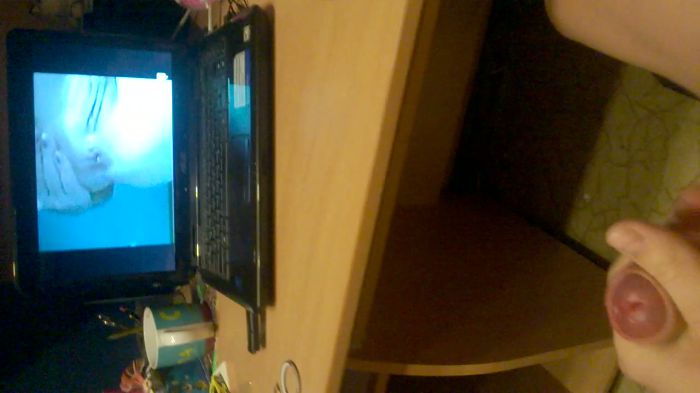 Мой парень дрочит на видио