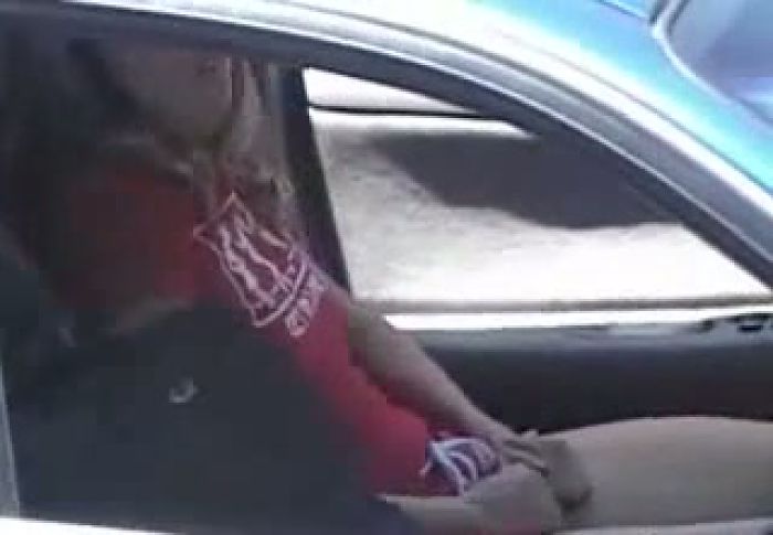 дрочит в машине, в шоке!